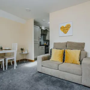 Cosy 2nd Floor - King Size Bed & Free Parking Apartment
